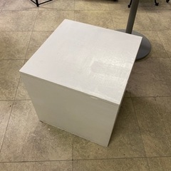 50センチ角の蓋つき箱。白くペイントしてます。