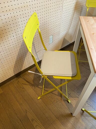 IKEAのテーブルと椅子４脚セット