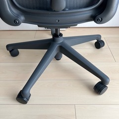 2022年製　アーロンチェア　リマスタード　グラスファイトフレーム　フル装備　Bサイズ