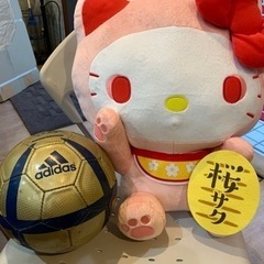 子供用サッカーボールとキティちゃんの人形