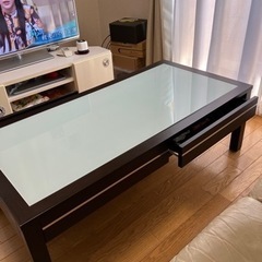 ダークブラウン　ガラス天板　ローテーブル　重厚感あるテーブルです。