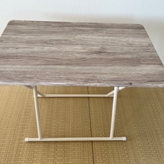 白のシャビーシック木目調の折りたたみテーブル