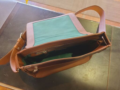 ソメスサドル レザー ショルダーバッグ シボ革 斜め掛け A4収納 ブラック