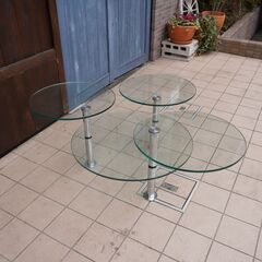 IDC大塚家具 取扱いのドイツのメーカーRonald Schmitt(ロナルドシュミット)Gironda(ジロンダ)リビングテーブル。可動式のスタイリッシュなガラスコーヒーテーブルは洗練された空間に♪DB301