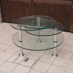 IDC大塚家具 取扱いのドイツのメーカーRonald Schmitt(ロナルドシュミット)Gironda(ジロンダ)リビングテーブル。可動式のスタイリッシュなガラスコーヒーテーブルは洗練された空間に♪DB301