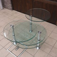 IDC大塚家具 取扱いのドイツのメーカーRonald Schmitt(ロナルドシュミット)Gironda(ジロンダ)リビングテーブル。可動式のスタイリッシュなガラスコーヒーテーブルは洗練された空間に♪DB301