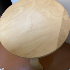 木製の丸椅子
