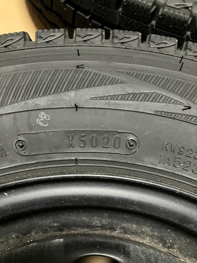 スバルサンバー　冬タイヤ 145/80R12 80/78N LT
