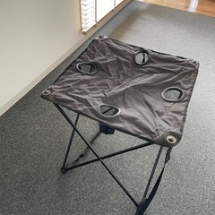 折りたたみ式キャンプテーブル　ドリンクホルダー付き　0円