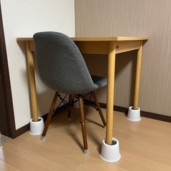 ダイニングテーブルと椅子1脚