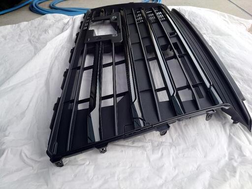 ダイハツ純正　現行型タントカスタム後期　　フロントグリルロアガーニッシュ