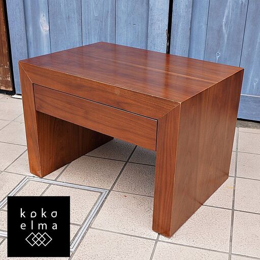 IDC OTSUKA(大塚家具)よりDMGF003 小 ナイトテーブル/ウォールナット材です。シンプルなデザインとコンパクトなサイズが魅力のベッドサイドチェストはソファのサイドテーブルにもおススメ♪DB306