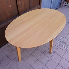 飛騨の家具メーカーKASHIWA(柏木工)のオーク無垢材を使用したNソフィー ダイニングテーブル。北欧スタイルのデザインとナチュラルな色合いはお部屋を温かみのある印象になるオーバルテーブル♪DB332