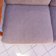 karimoku(カリモク)のWU8053 ウォールナット材 3人掛けソファー。ウォールナット材の存在感のあるアームが特徴的なトリプルソファ。ワイドなサイズと包み込まれるような座り心地が快適な空間に。DB333