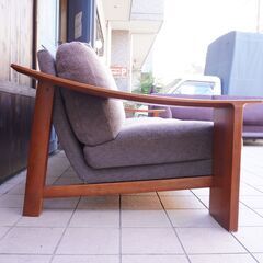 karimoku(カリモク)のWU8053 ウォールナット材 3人掛けソファー。ウォールナット材の存在感のあるアームが特徴的なトリプルソファ。ワイドなサイズと包み込まれるような座り心地が快適な空間に。DB333