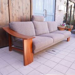 karimoku(カリモク)のWU8053 ウォールナット材 3人掛けソファー。ウォールナット材の存在感のあるアームが特徴的なトリプルソファ。ワイドなサイズと包み込まれるような座り心地が快適な空間に。DB333