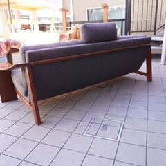 karimoku(カリモク)のWU8053 ウォールナット材 3人掛けソファー。ウォールナット材の存在感のあるアームが特徴的なトリプルソファ。ワイドなサイズと包み込まれるような座り心地が快適な空間に。DB333