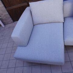 karimoku(カリモク家具)のUU40モデル コーナーカウチソファーです。脚を外してローソファとしても活躍する3人掛けソファ。丸みを帯びた優しいデザインのワイドソファです。※カバーリングDB336