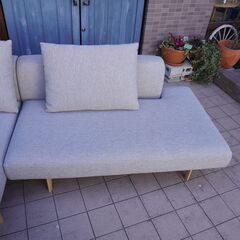 karimoku(カリモク家具)のUU40モデル コーナーカウチソファーです。脚を外してローソファとしても活躍する3人掛けソファ。丸みを帯びた優しいデザインのワイドソファです。※カバーリングDB336