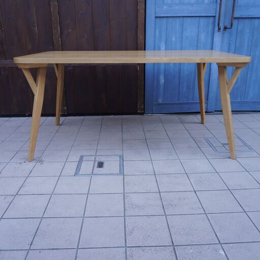 KEYUCA(ケユカ)で取り扱われていた、タモ材を使用したスナフ ダイニングテーブル 150cmです。アッシュ材のナチュラル感が魅力の4人用食卓。北欧スタイルのレトロなデザインがアクセントに♪DB339
