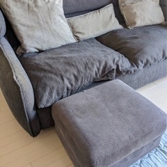 【再値下げ】３人掛けソファ、クッション、オットマン/定価179,000円
