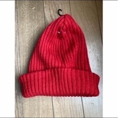 赤い　ニット帽子