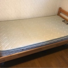 木製シングルベッド2台 マットレス付き