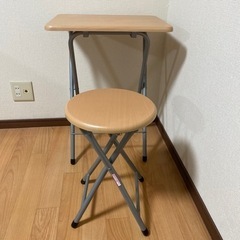 折りたたみのテーブルと椅子セット