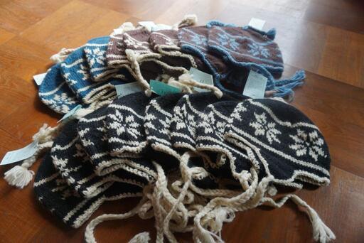 ネパール産 手編みの色々な帽子50個