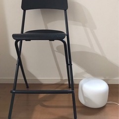IKEAの折りたたみ椅子と無印ライト