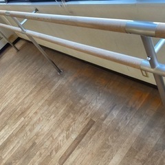 バレエ教室で使われていたバレエバー　どなたか使ってください　木材として6cmのポールとして、ステンレスのも何かしらに使えます