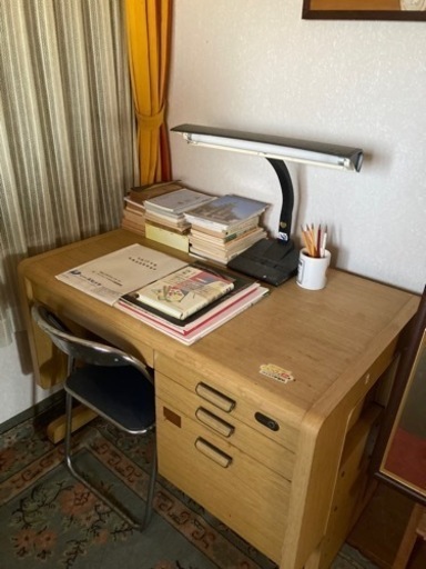 学習机　椅子とライトもどうぞ！