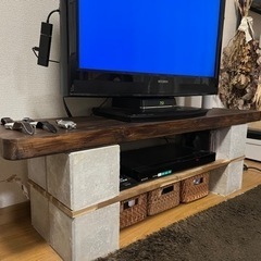 コンクリートピンコロと木材を組み合わせたテレビ台