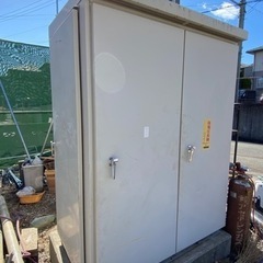 4枚扉　鍵付き　物置