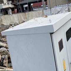 4枚扉　鍵付き　物置