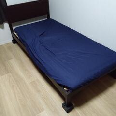シンプルなシングルベッドです。
