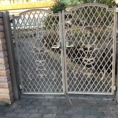アルミ製の門