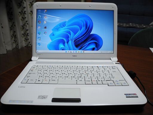 美品！女性に人気の白！　新品512GB/SSD 高速i3CPU　とても快適に動作します office　（返品可）