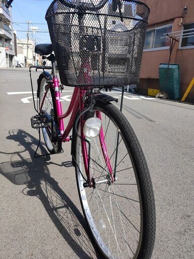 きれいな26インチの自転車。色はピンク。鍵は2個。前かごはきれい。ライト点きます。ベル鳴ります。譲渡書もお渡しします。タイヤの山は前後ともまだまだあります。1年3か月前に購入。(購入時の書類があるので確認できます。）どこにもガタがなくスムースに走ります。 きれいな26インチの自転車。色はピンク。鍵は2個。前かごはきれい