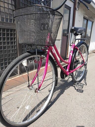 きれいな26インチの自転車。色はピンク。鍵は2個。前かごはきれい。ライト点きます。ベル鳴ります。譲渡書もお渡しします。タイヤの山は前後ともまだまだあります。1年3か月前に購入。(購入時の書類があるので確認できます。）どこにもガタがなくスムースに走ります。