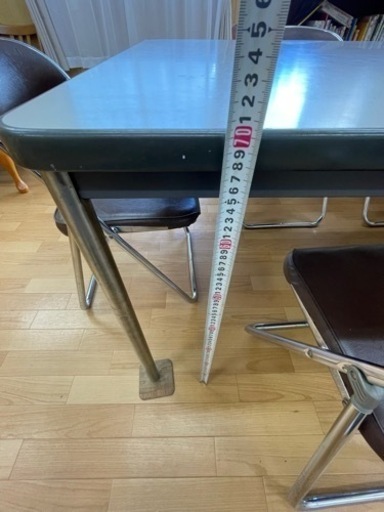 テーブル、折りたたみ椅子6脚　会議用