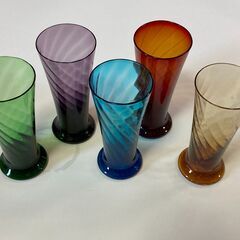 グラデーションが美しい5色のグラス（ガラス製）　赤　青　紫   緑　茶