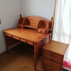 アンティーク調でかわいい 木製の机＆キャビネット