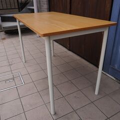 オーク材を使用した無印良品のパーソナルデスク。ホワイトのスチール脚
