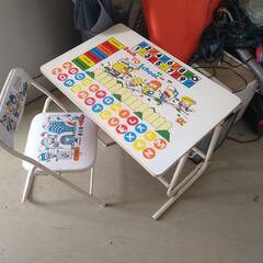 幼児用デスクと折りたたみ椅子