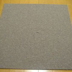 日本製タイルカーペット厚み6.5㎜・１枚１４０円・在庫１２枚（１...