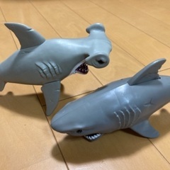 サメの動くおもちゃ2種類