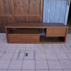 IDEE(イデー)のCONTOUR TV CABINET Walnut(コントゥール テレビキャビネット ウォールナット)。アシンメトリーなデザインが特徴のローボードは空間をスタイリッシュな印象に♪DB415