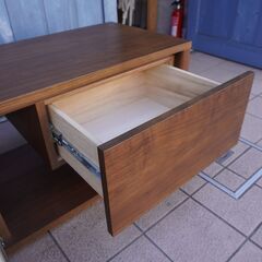 IDEE(イデー)のCONTOUR TV CABINET Walnut(コントゥール テレビキャビネット ウォールナット)。アシンメトリーなデザインが特徴のローボードは空間をスタイリッシュな印象に♪DB415