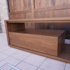 IDEE(イデー)のCONTOUR TV CABINET Walnut(コントゥール テレビ